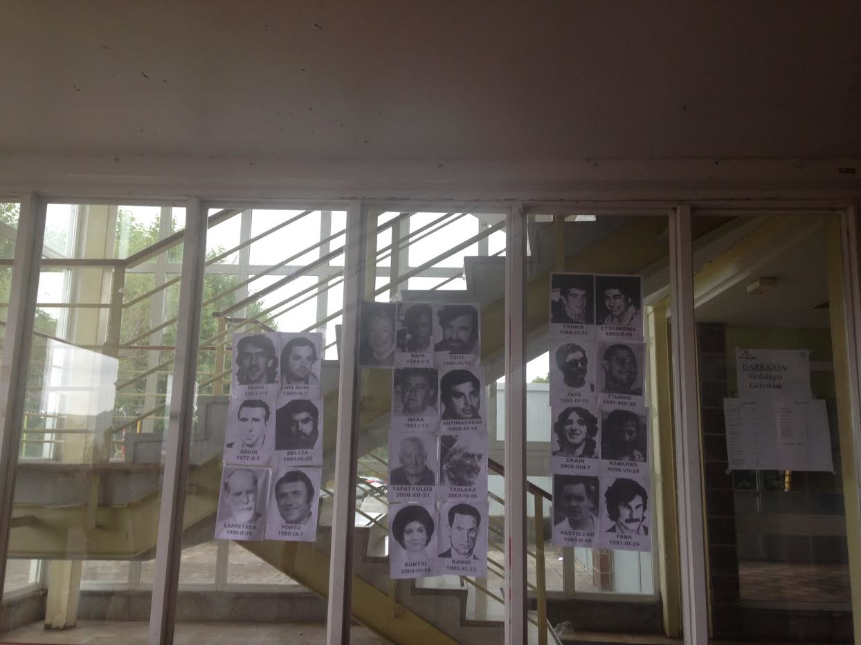Carteles en recuerdo de presos etarras, colocados esta semana en un instituto de Hernani.