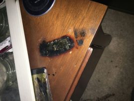 Restos de un Note 7 quemado en una mesa.