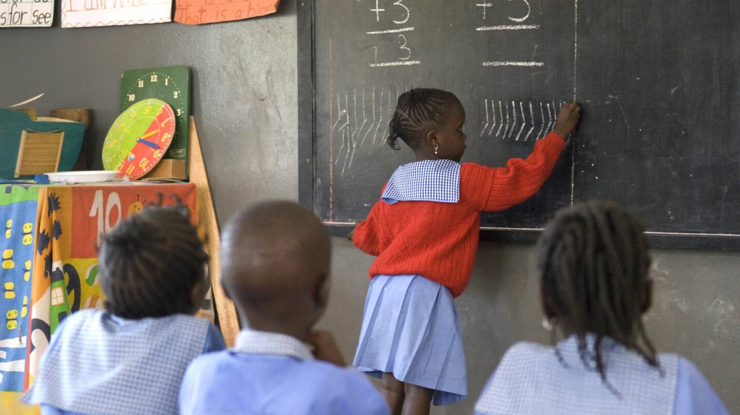 Niñas aprendiendo a escribir en una escuela SOS de Haití.