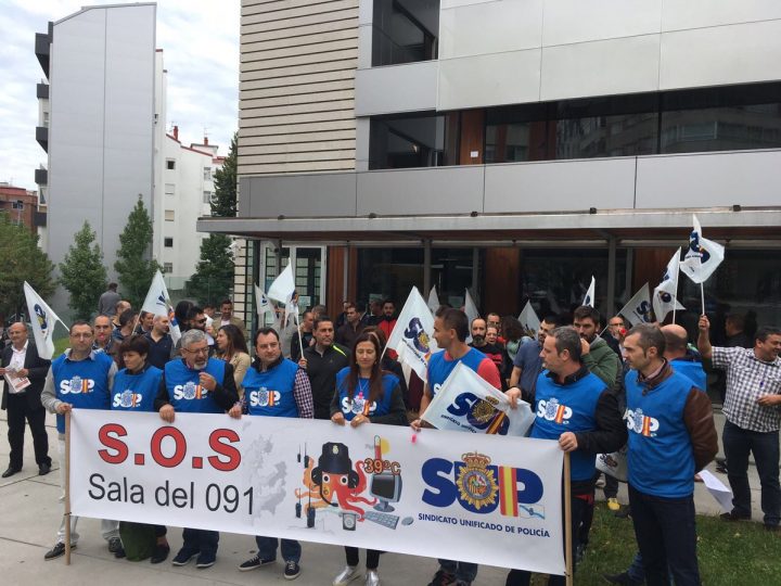 Protesta de policías el pasado 5 de octubre ante la comisaría de Vigo por la situación de la Sala del 091.
