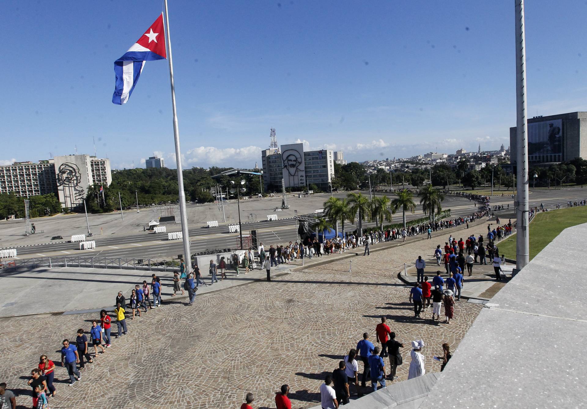 Largas colas para rendir homenaje al líder cubano.