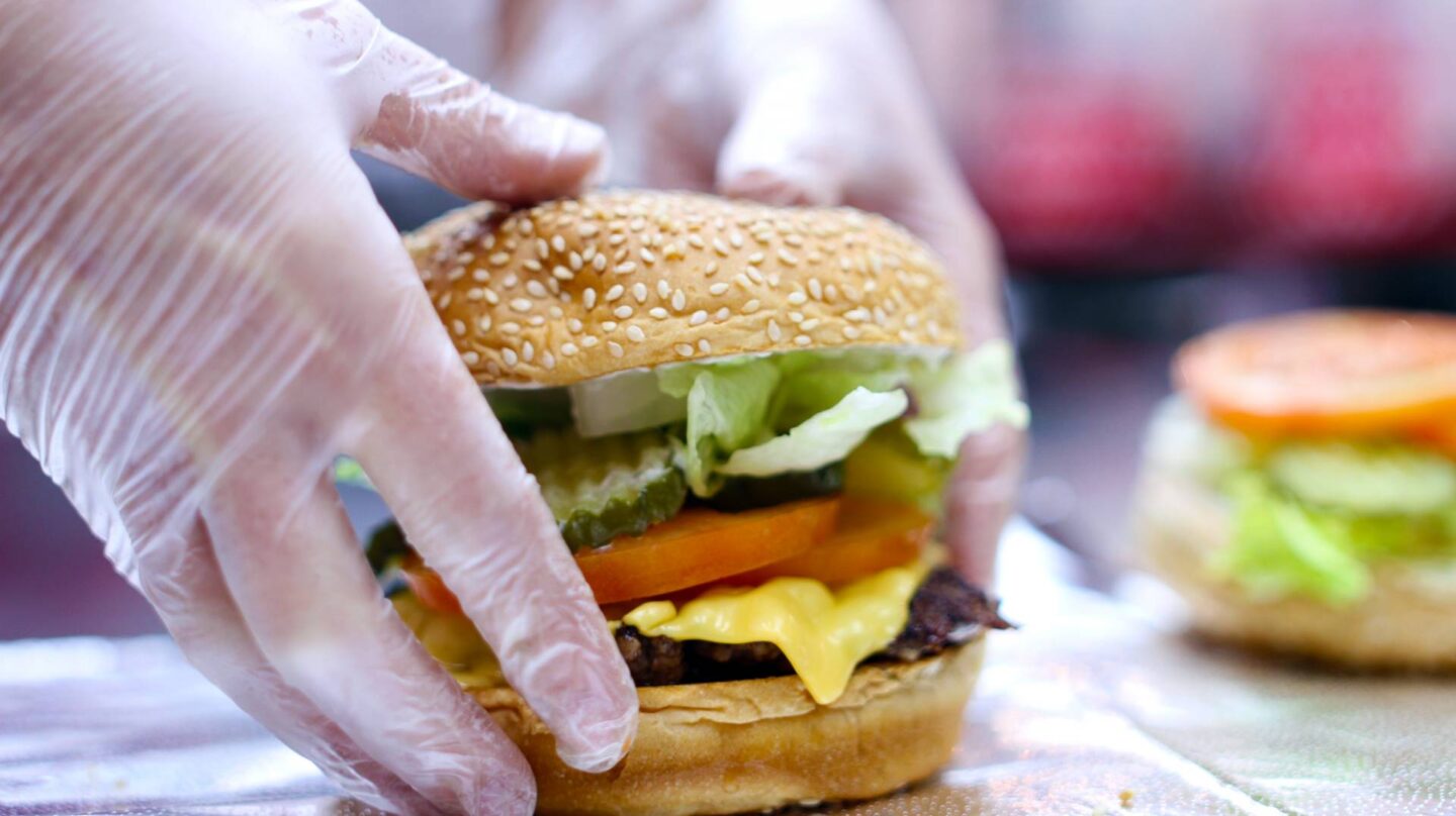 Las hamburguesas de Five Guys se envuelven en papel de aluminio y de estraza para que mantengan temperatura y calidad. 