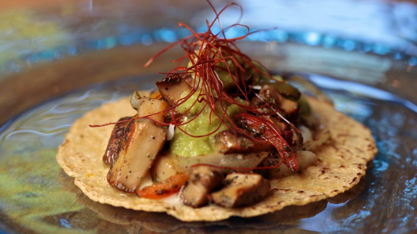 La quesadilla de boletus y salsa de tomate verde y queso, de Punto MX.