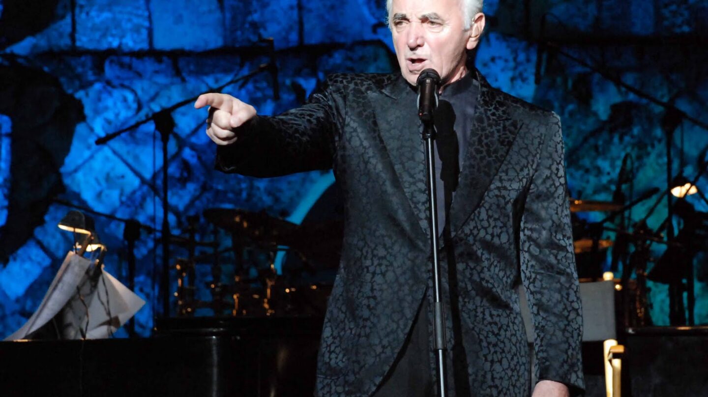 Charles Aznavour sigue en activo a sus 92 años.
