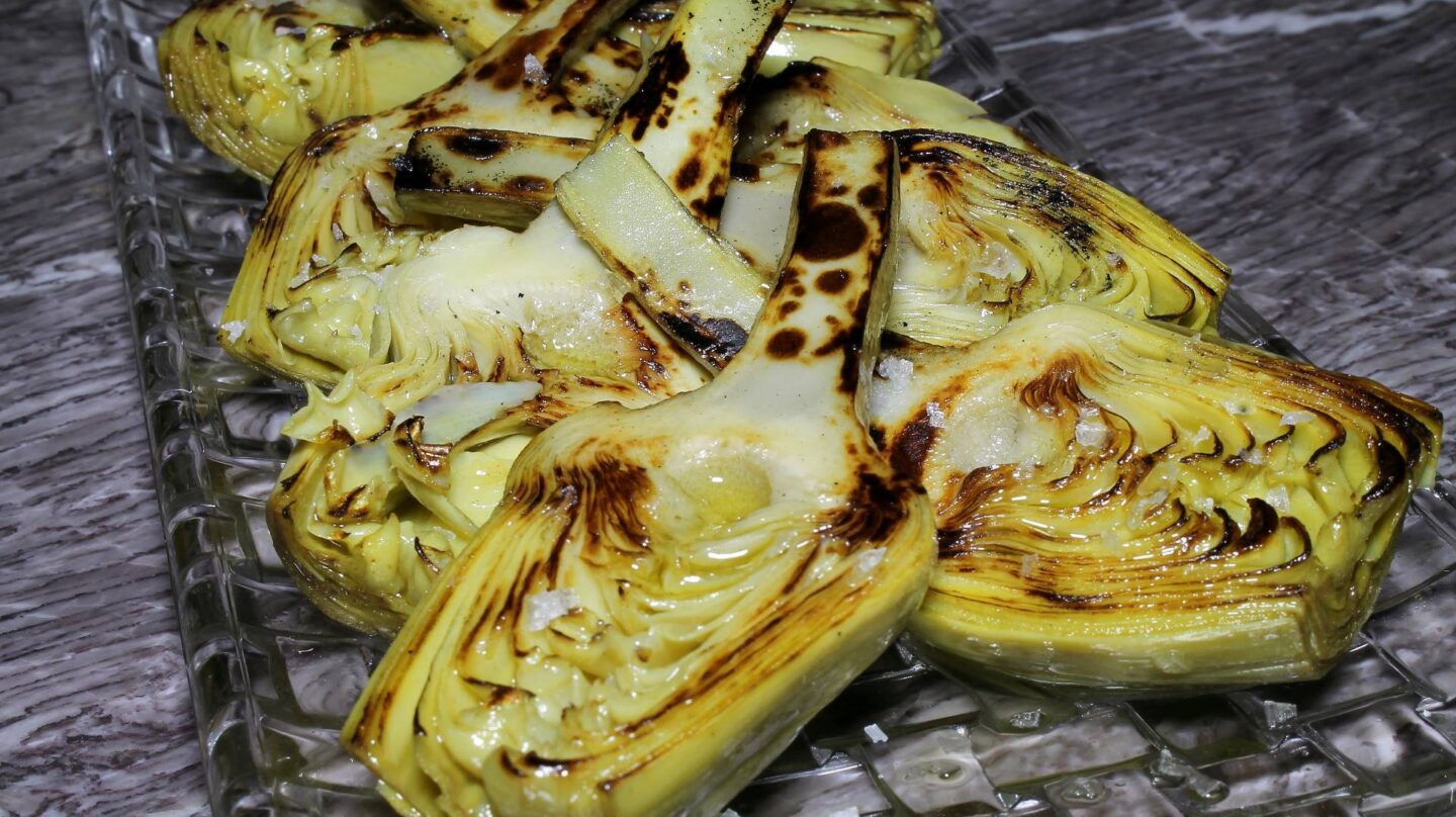 Las alcachofas a la plancha con salsa romescu, de El escondite de Villanueva.