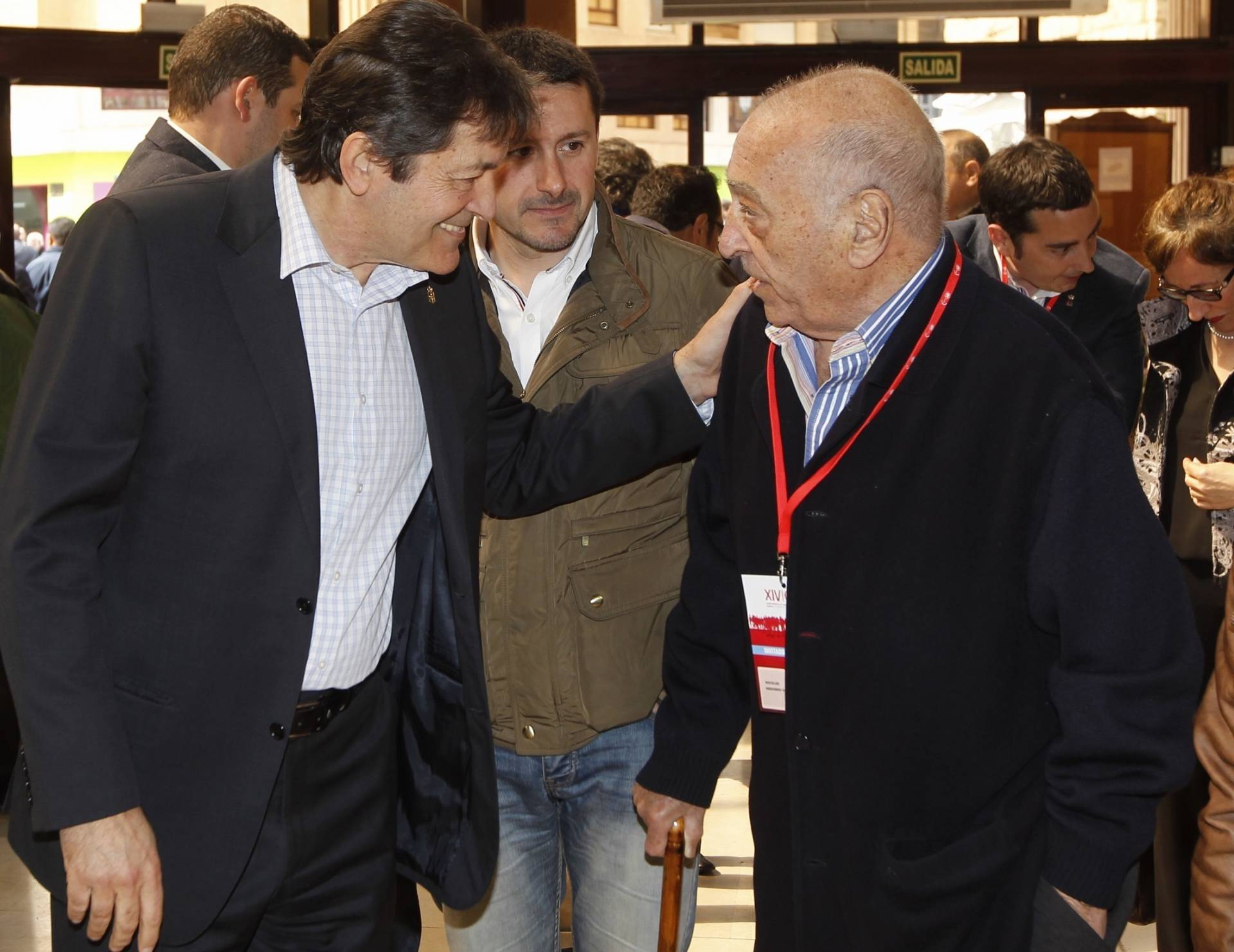 Nicolás Redondo saluda al presidente de la gestora del PSOE, Javier Fernández.