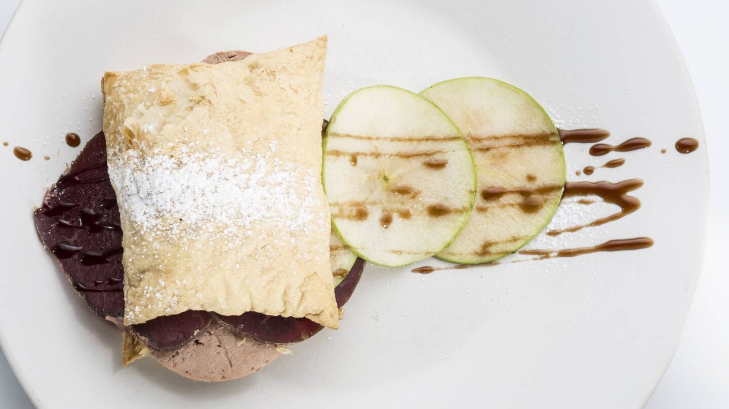 Hojaldre de foie con cecina y manzana, de Défilé Café.