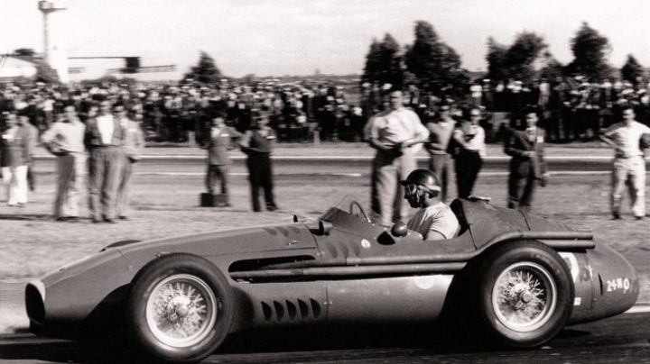 El piloto argentino Juan Manuel Fangio, en un Maserati de los años 50.
