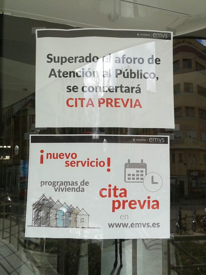 Cartel de cita previa recientemente instalado en la sede de la EMVS. Antes no existía.