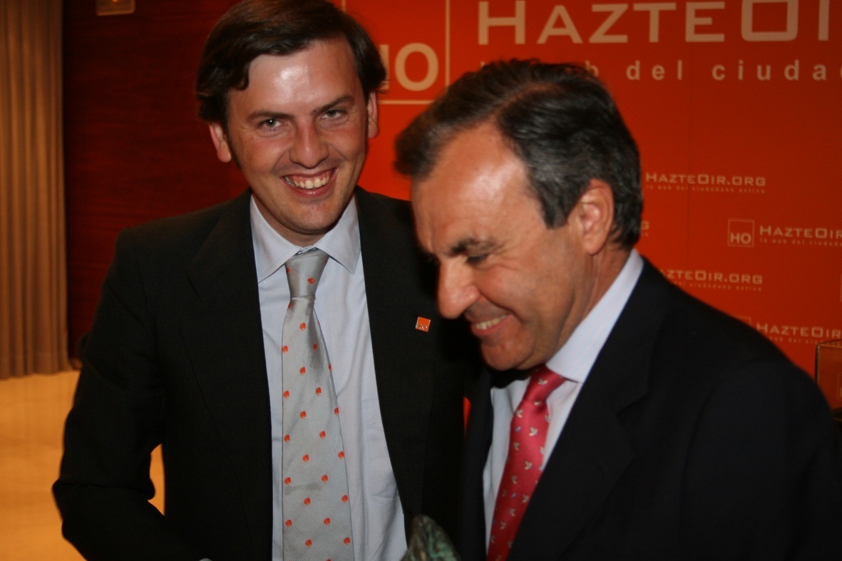 El ex parlamentario Luis Peral (d), junto a Ignacio Arsuaga, de la plataforma Hazte Oír.