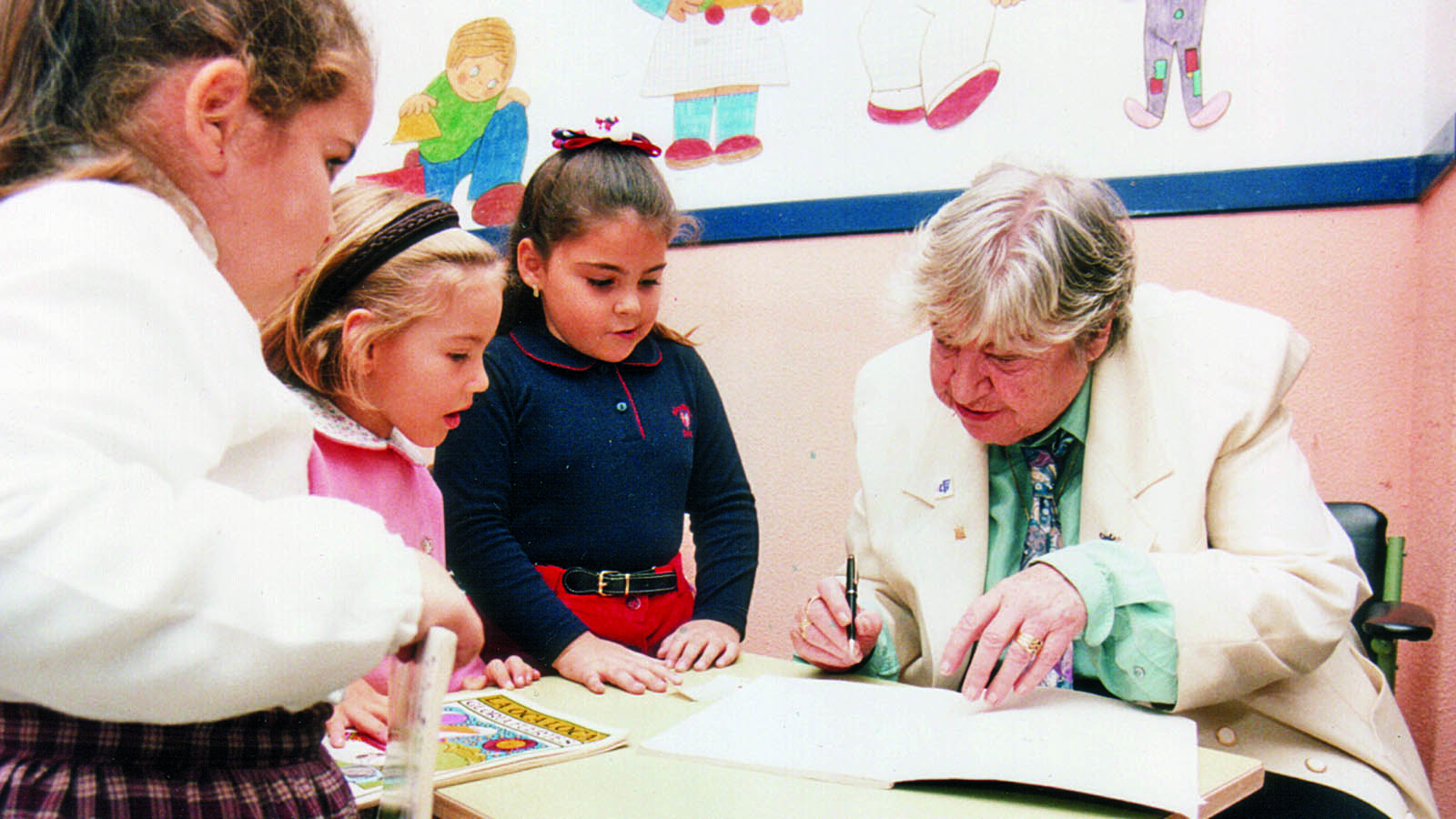 Gloria Fuertes firma autógrafos a los niños