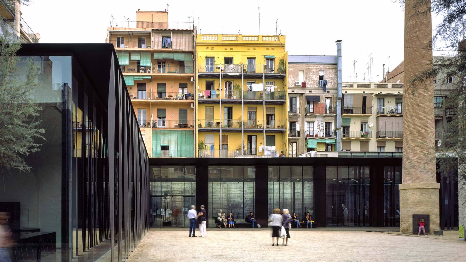 Biblioteca Joan Oliver en el barrio de Sant Antoni Barcelona, 2007.