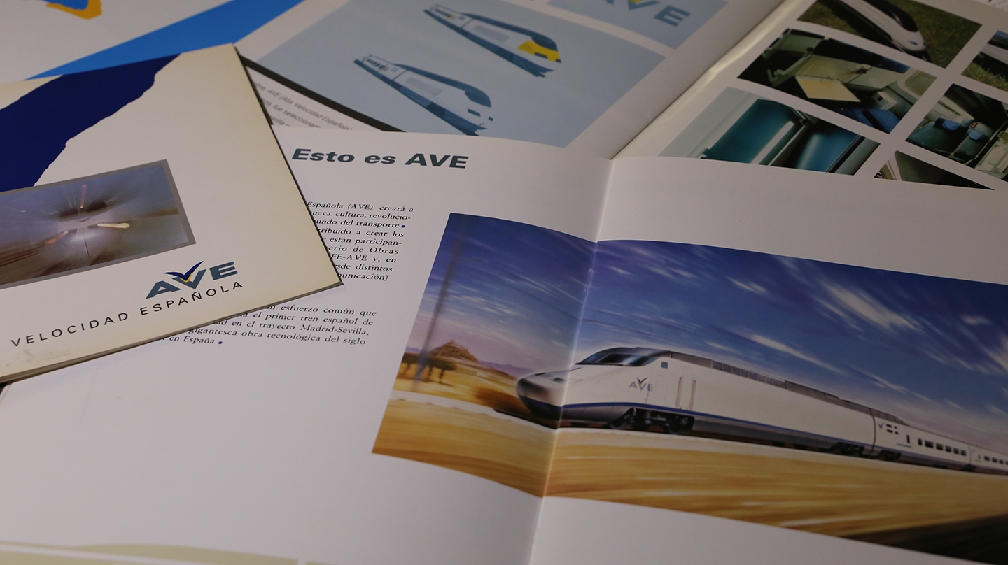 Una serie de folletos y guías promocionales de Renfe. 