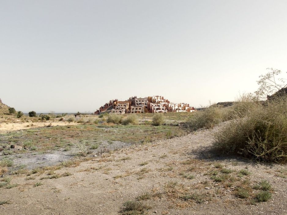 El litoral español quedó salpicado de cementerios de ladrillo de lo que iban a ser casas sobre plano.