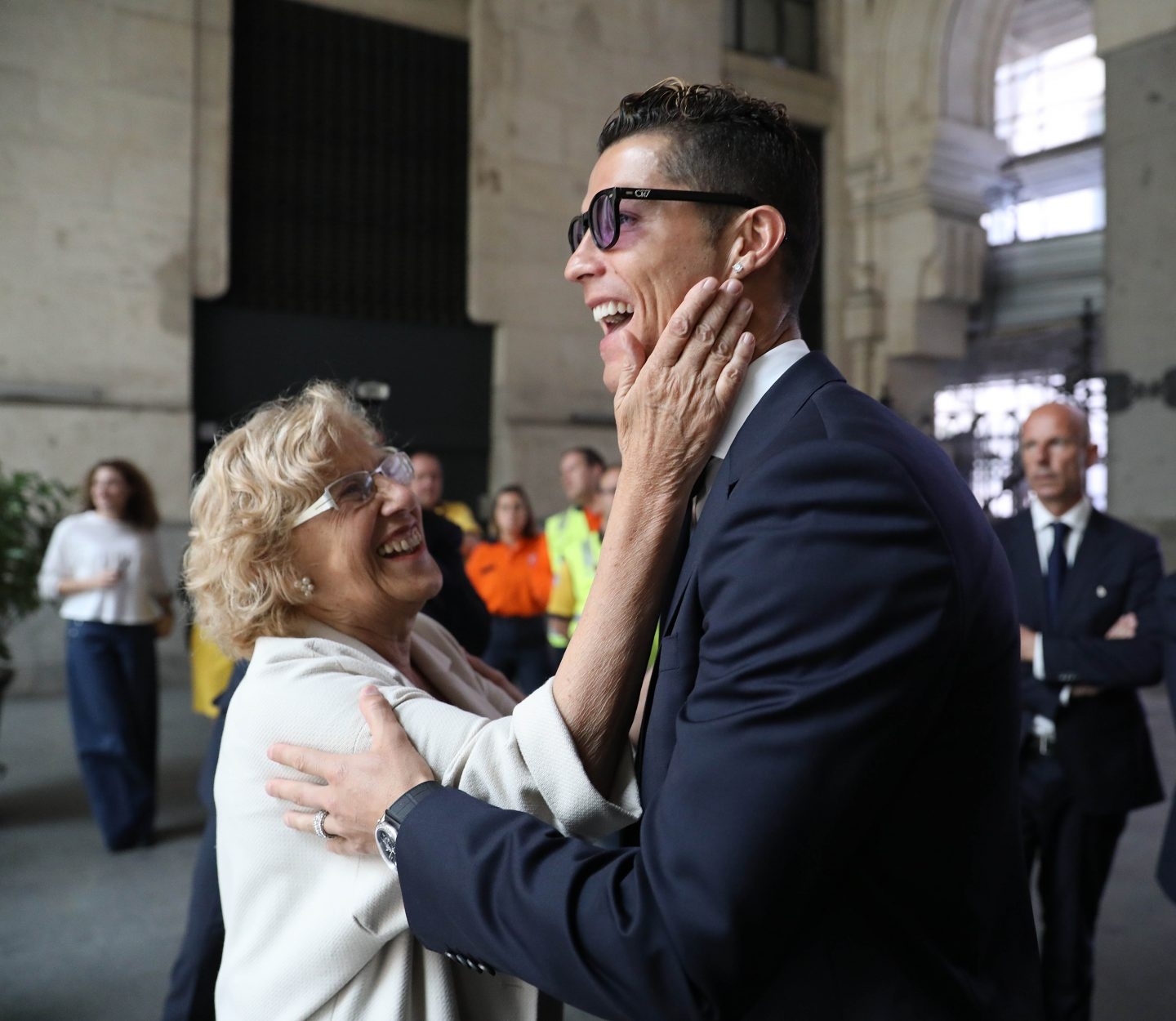 La alcaldesa de Madrid, Manuela Carmena, junto a Cristiano Ronaldo en la celebración del título de Liga.