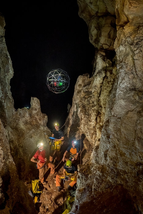 Lanzamiento del dron de la ESA en una cueva italiana