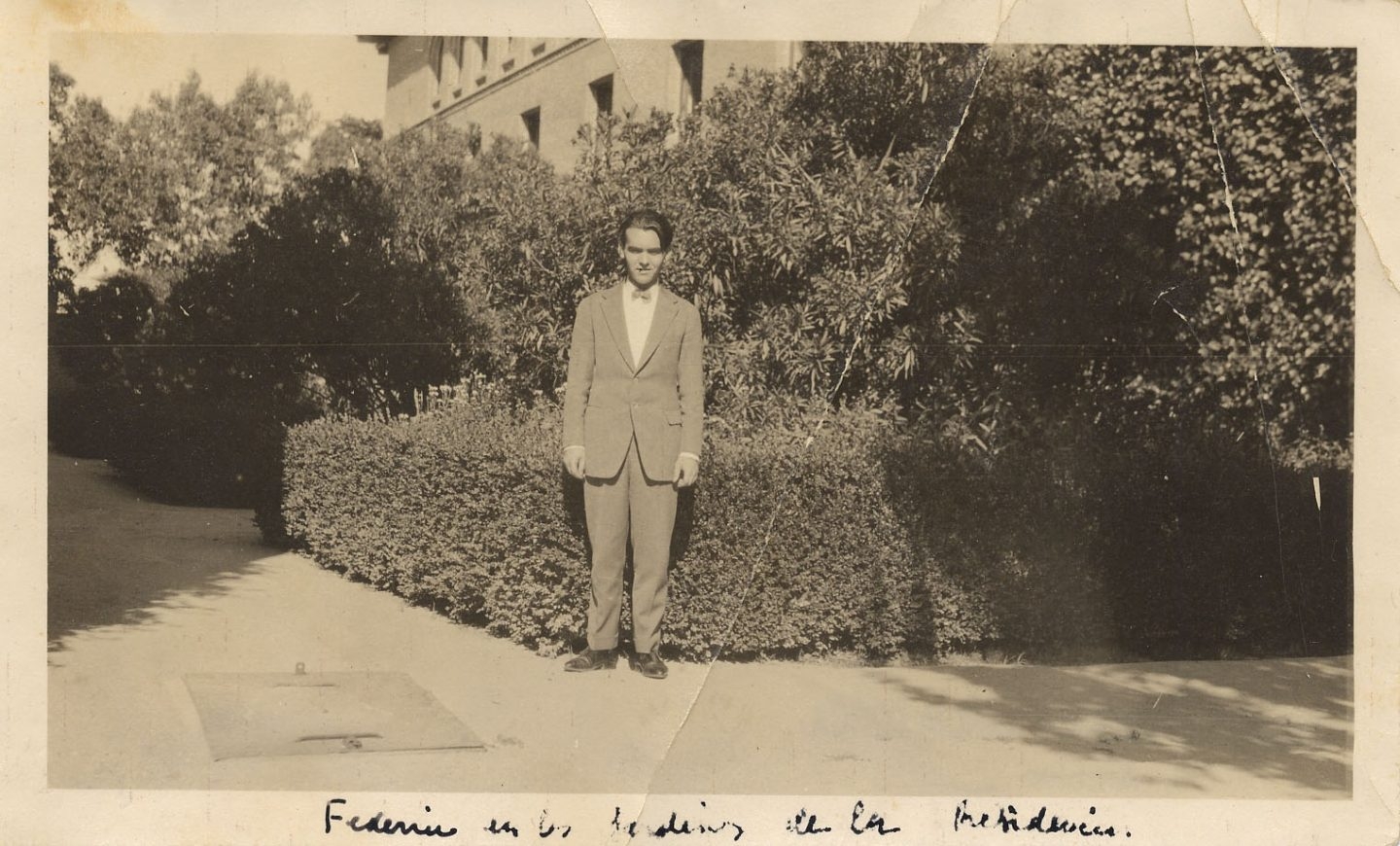 Federico García Lorca en el jardín de las adelfas de la Residencia de Estudiantes, Madrid, 1919.