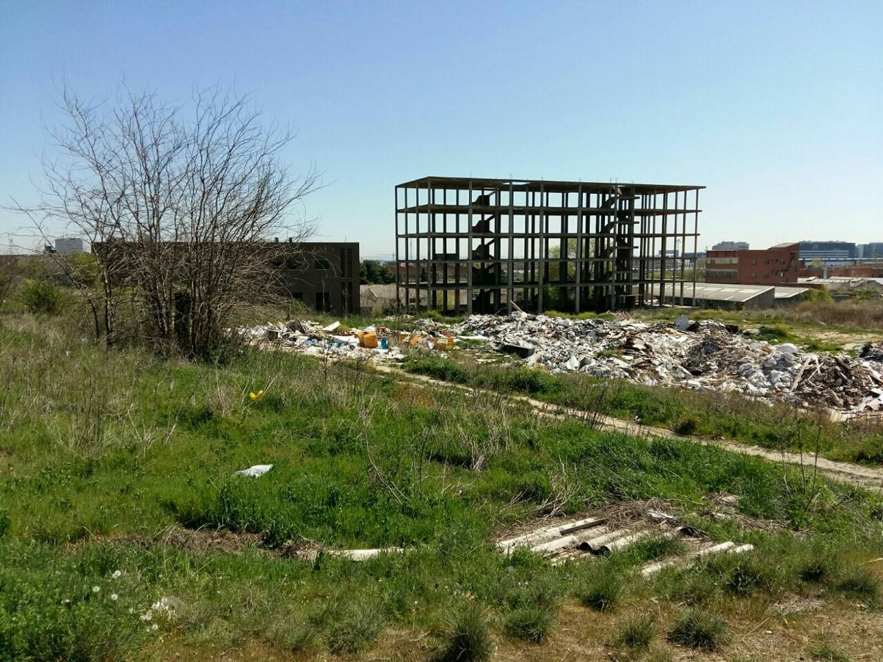 Otra fotografía de los numerosos vertederos ilegales con residuos tóxicos, al norte de Madrid.