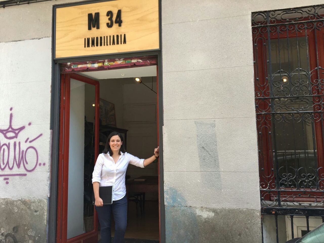 Beatriz Hernández, de la agencia M34 en Malasaña, le llegan ofertas para alquilar pisos solo la semana del Orgullo. 