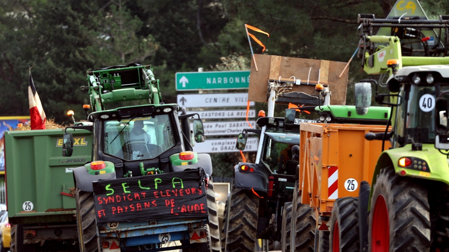 Los agricultores franceses con un tractor asisten a una protesta en Carcassonne