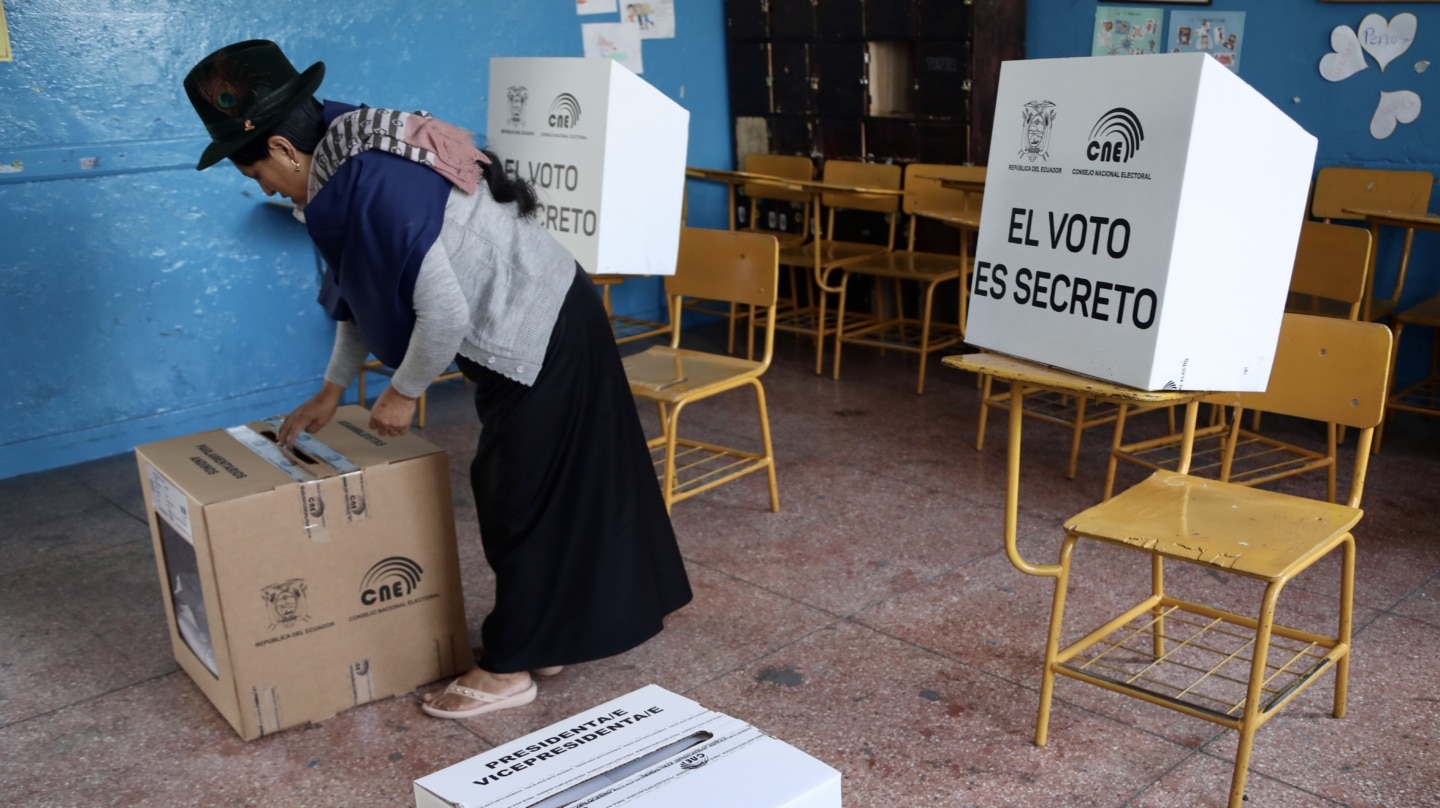 Una mujer vota en las elecciones en Ecuador