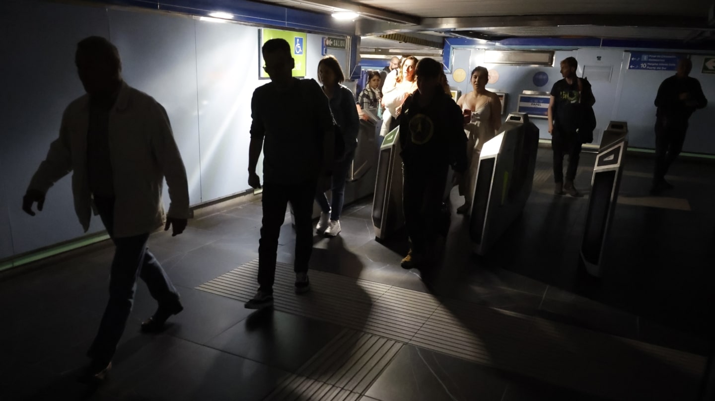 Usuarios del Metro de Madrid abandonan una de las estaciones del suburbano tras registrarse un apagón a nivel peninsular este lunes.