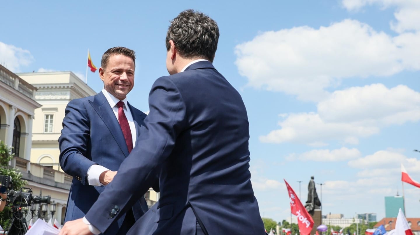 El alcalde de Varsovia, Rafal Trzaskowsk, saluda al presidente de Rumanía, Nicusor Dan, en la manifestación del 25 de mayo en Varsovia.