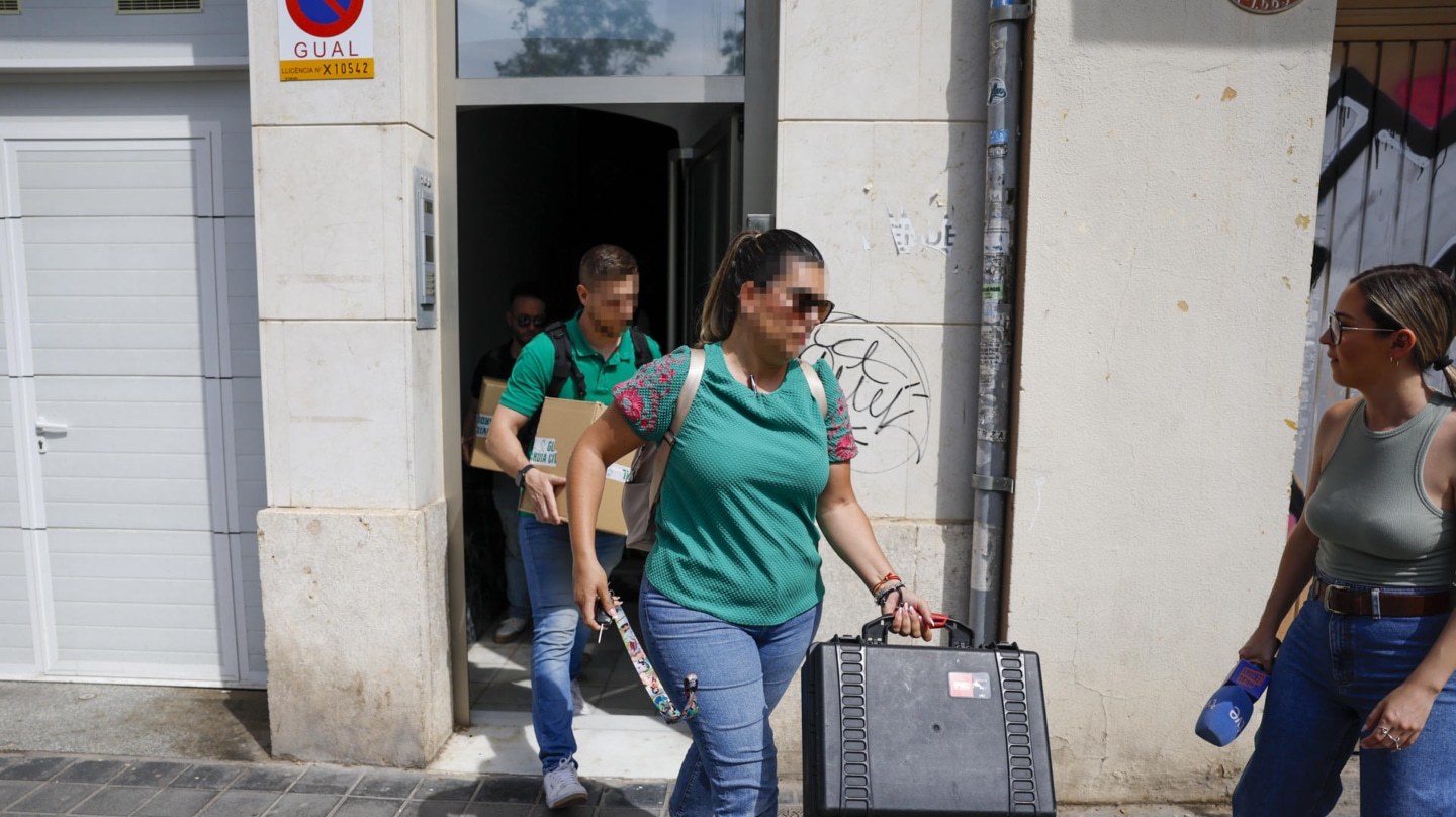 Agentes de la Guardia Civil salen de la casa de José Luis Ábalos en Valencia.