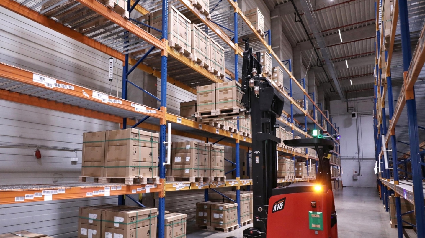Una carretilla elevadora automatizada gracias a la red móvil 5G carga y descarga palés y cajas en el centro europeo de distribución y fabricación que Huawei tiene en Budapest, Hungría.
