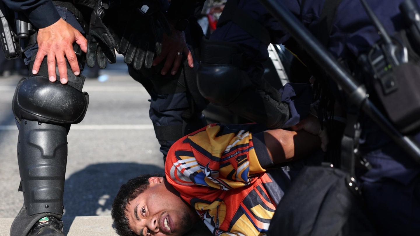 Un manifestante arrestado violentamente por la policía en Los Ángeles