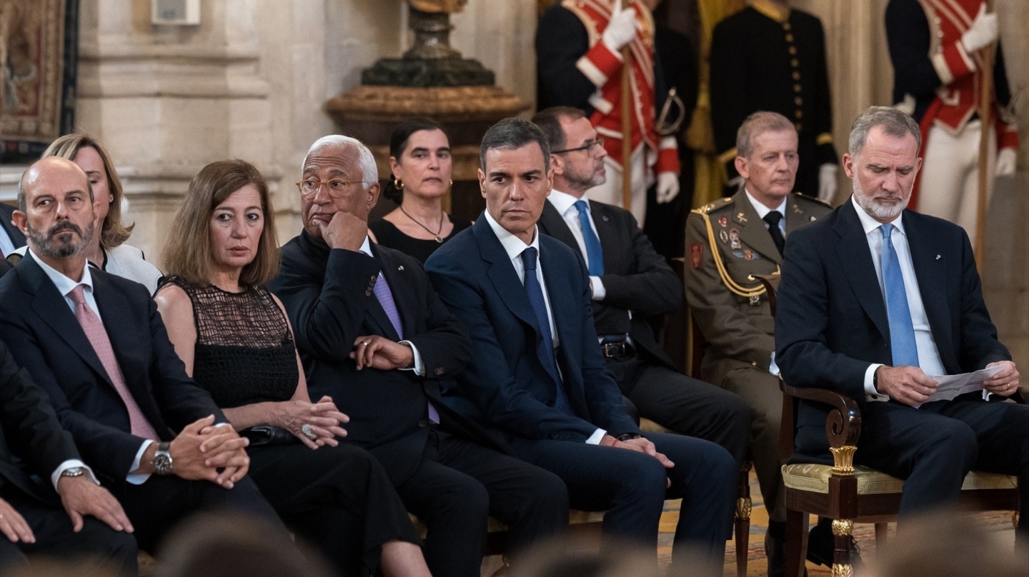 Pedro Sánchez, este jueves, entre el rey y Antonio Costa durante el acto del 40º aniversario de la firma del Tratado de Adhesión de España a las Comunidades Europeas en el Palacio Real, poco después de su comparecencia en Ferraz.