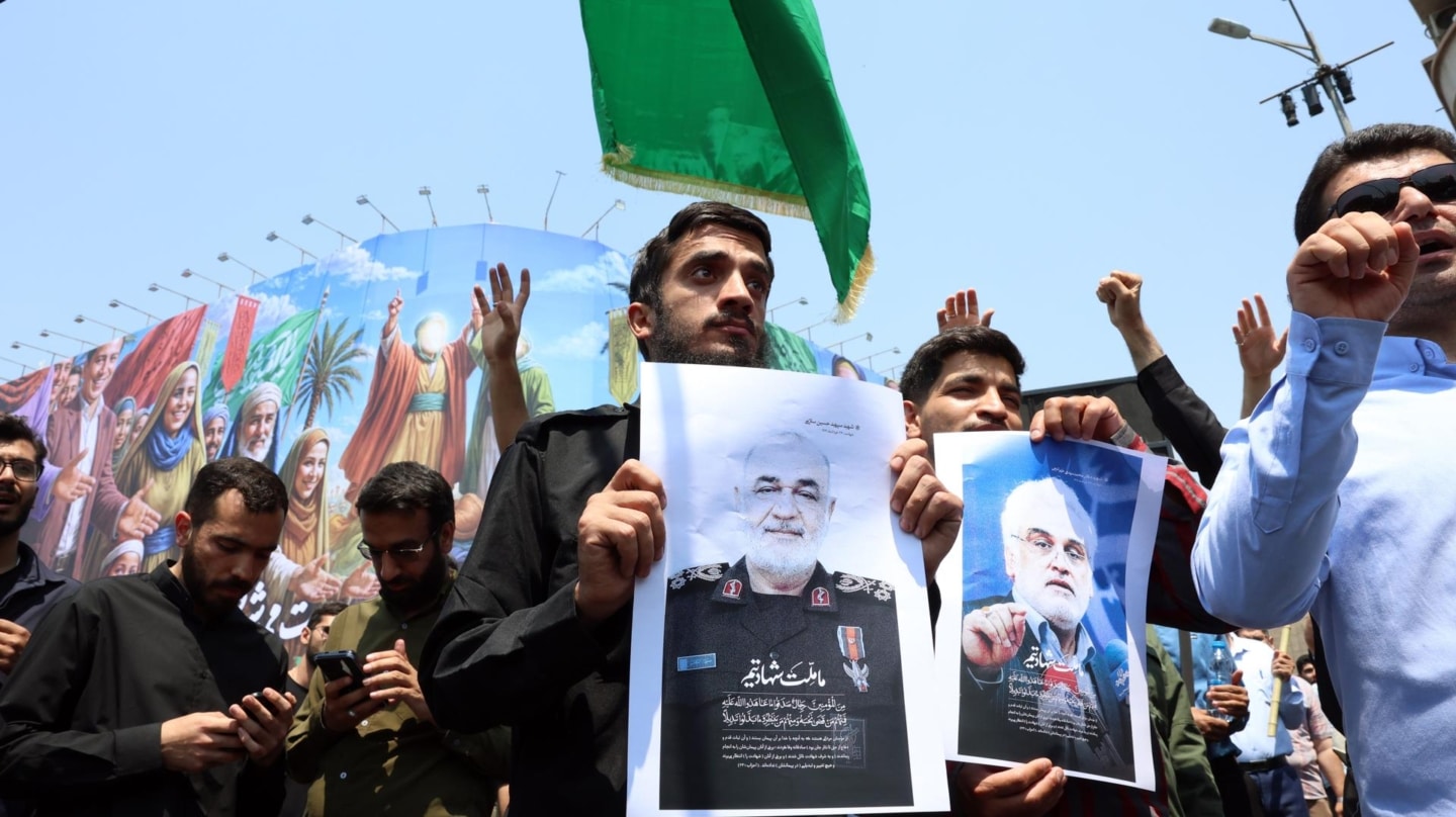 Iraníes protestan por la muerte del líder de la Guardia Revolucionaria y científicos nucleares, en Teherán