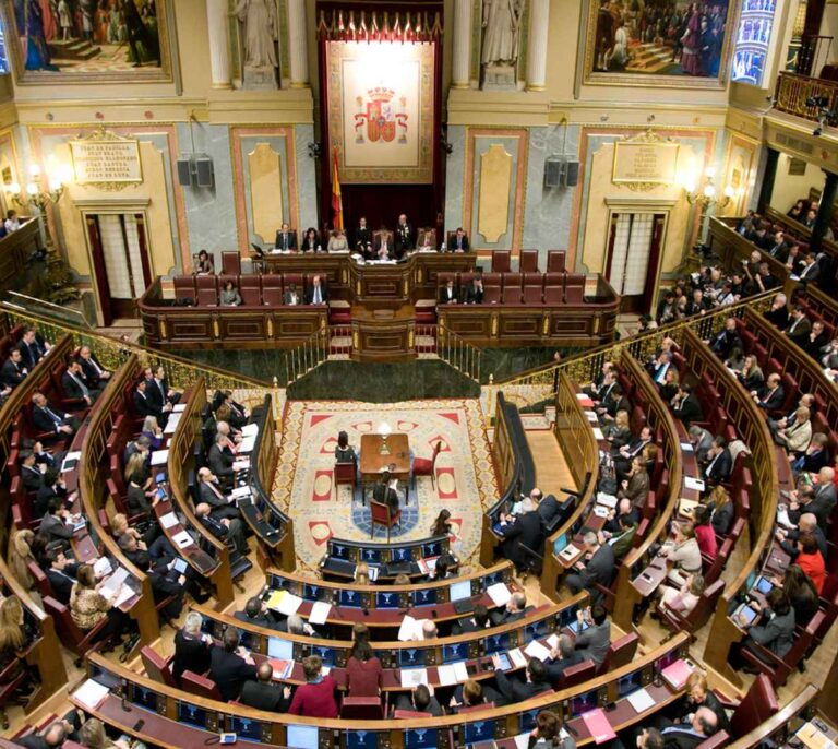 El chollo de ser diputado en España: ocho parlamentos pagan dietas incluso en agosto