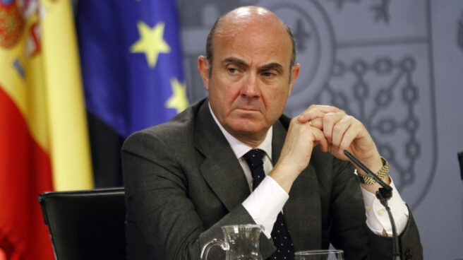 26187531504_cb6a4de917_o El ministro de Economía, Luis de Guindos, durante una comparecencia.