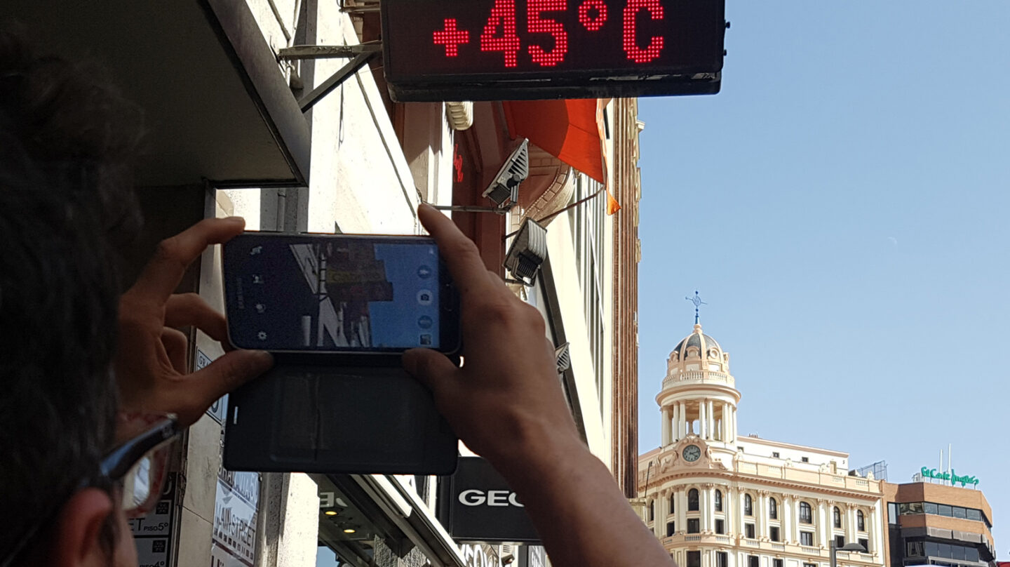 Termómetro marcando 45º C
