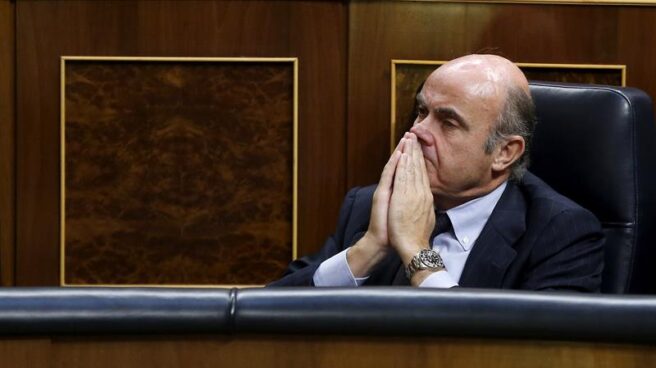 El ministro de Economía y Competitividad en funciones, Luis de Guindos, durante una sesión del debate de investidura.