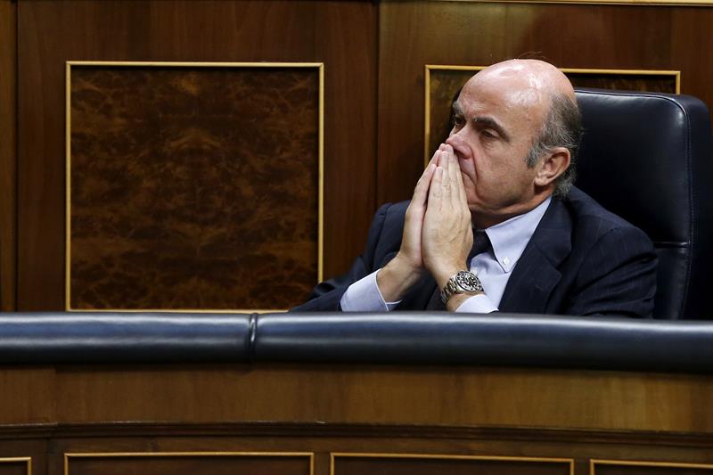 Guindos acelera un decreto para evitar que la subida del IPC dañe a la economía