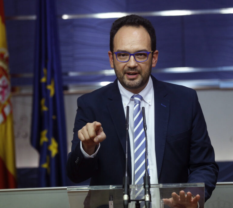 Gobierno y PSOE cierran su primer gran acuerdo y elevan al 0,6% el déficit de las CCAA