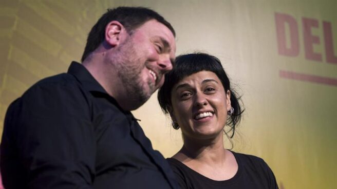 La diputada de la CUP en el Parlament Anna Gabriel, junto con el vicepresidente, Oriol Junqueras.