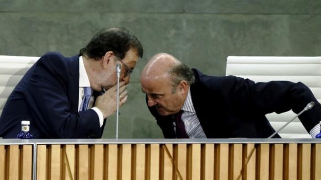Mariano Rajoy y Luis de Guindos, durante la presentación del libro 'España amenazada'.