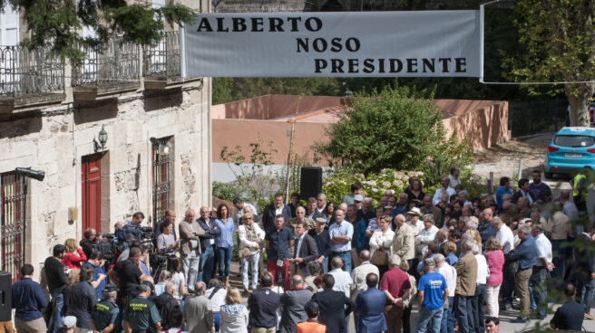 El presidente de la Xunta y candidato a la reelección por el PP, Alberto Núñez Feijóo, durante su participación en un acto electoral en su casa natal en Os Peares.