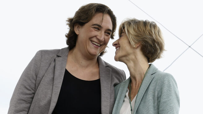 La alcaldesa de Barcelona, Ada Colau, junto a la candidata de Podemos en las elecciones vascas, Pili Zabala.