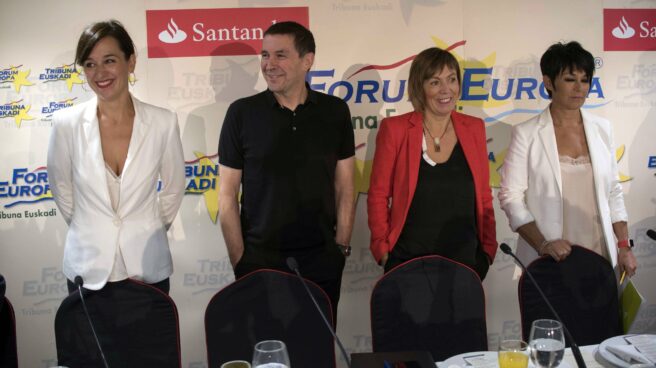La candidata de EH Bildu, Miren Larrion, junto a Arnaldo Otegi en un desayuno celebrado este lunes.