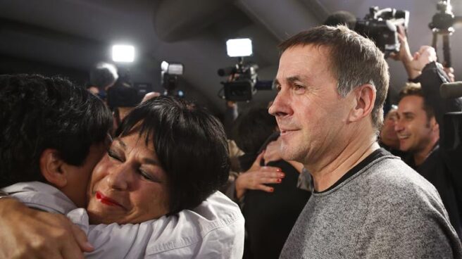 El líder de EH Bildu, Arnaldo Otegi, junto a la candidata a lehendakari, Maddalen Iriarte, en la noche electoral del 25S.