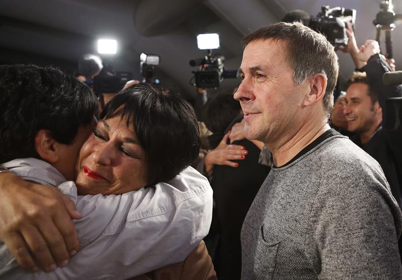 El líder de EH Bildu, Arnaldo Otegi, junto a la candidata a lehendakari, Maddalen Iriarte, en la noche electoral del 25S.