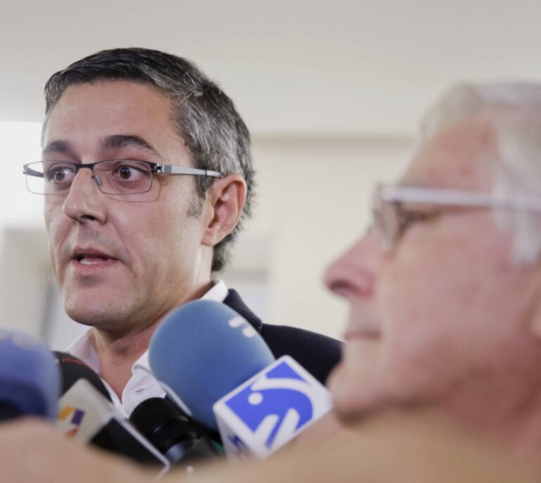 Los críticos quieren a Madina de portavoz pero "¿cómo va ponerle voz a este cristo?"