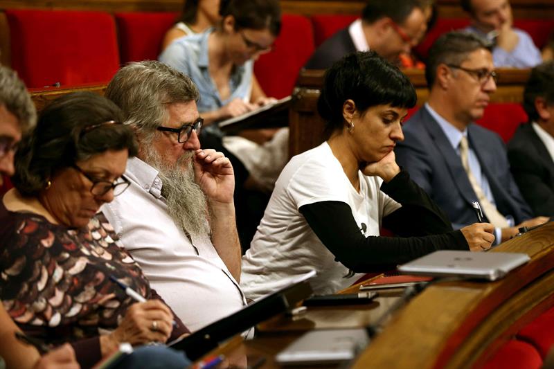 Los miembros de la CUP en el Parlament, con Anna Gabriel a la derecha.