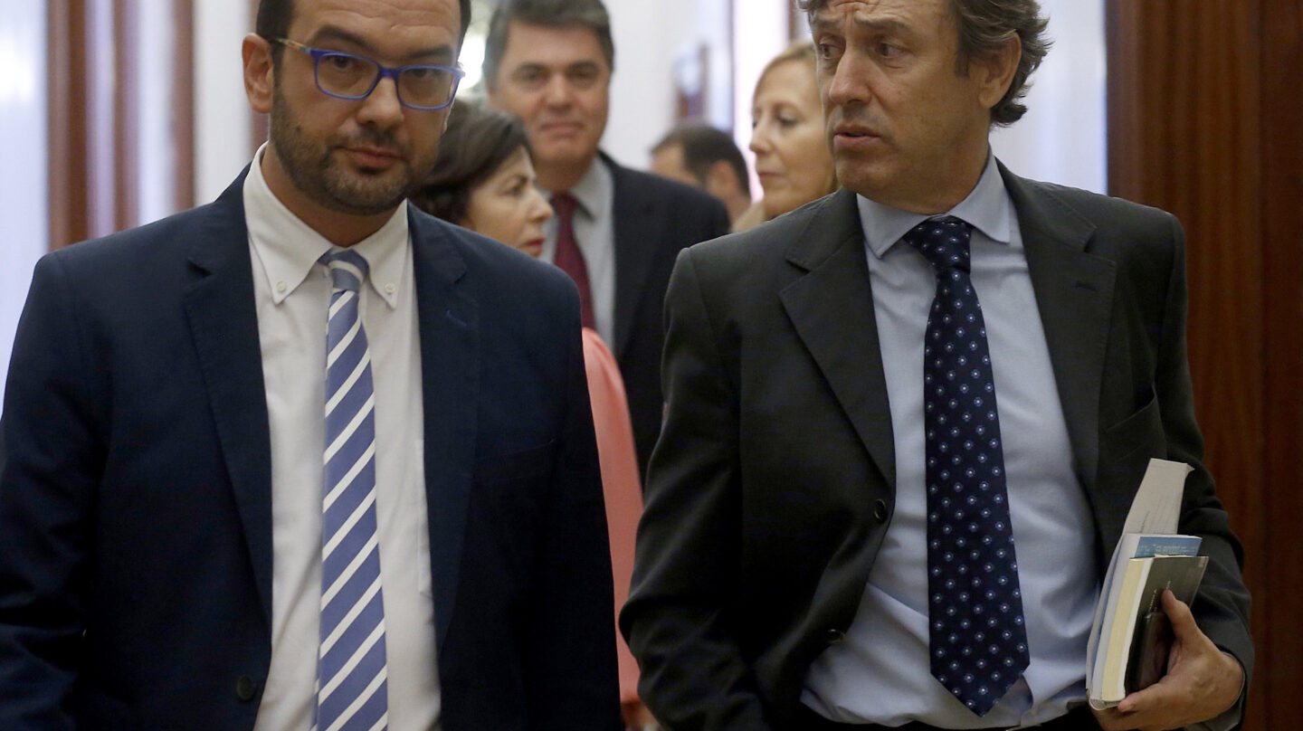 Antonio Hernando y Rafael Hernando, en los pasillos del Congreso.