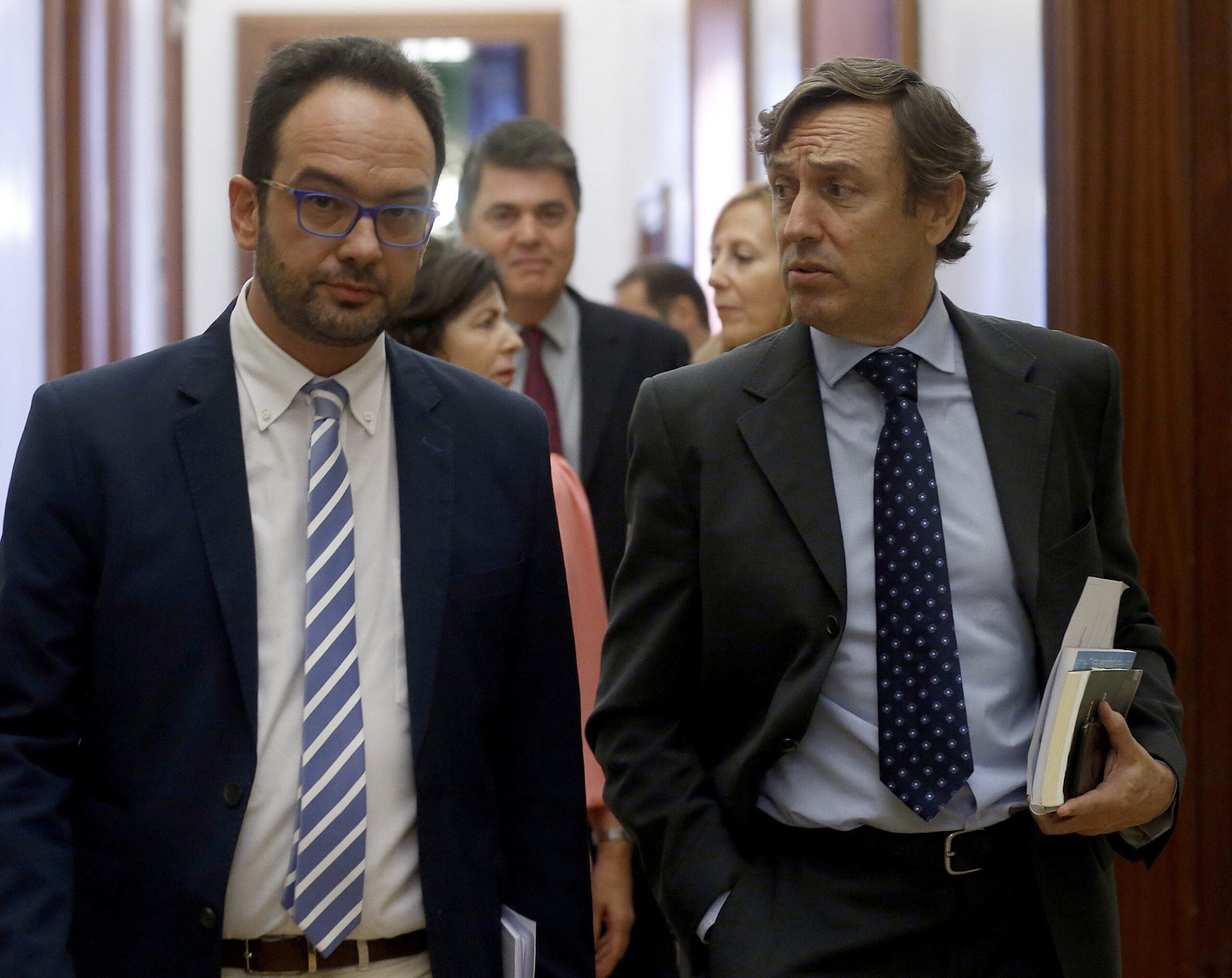Antonio Hernando y Rafael Hernando, en los pasillos del Congreso.