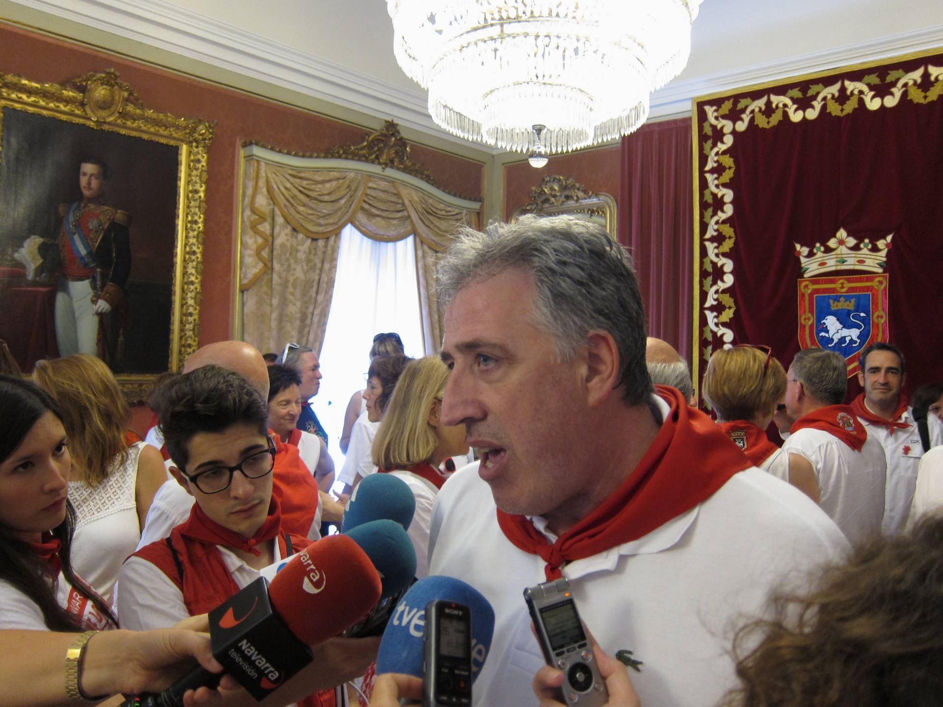 Condenan al alcalde de Pamplona a dar lugar preferente a la bandera española y al Rey